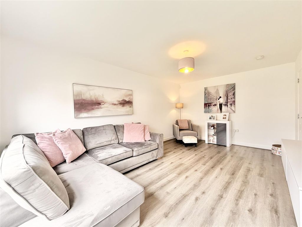 Property photo 3 of 28 Lounge