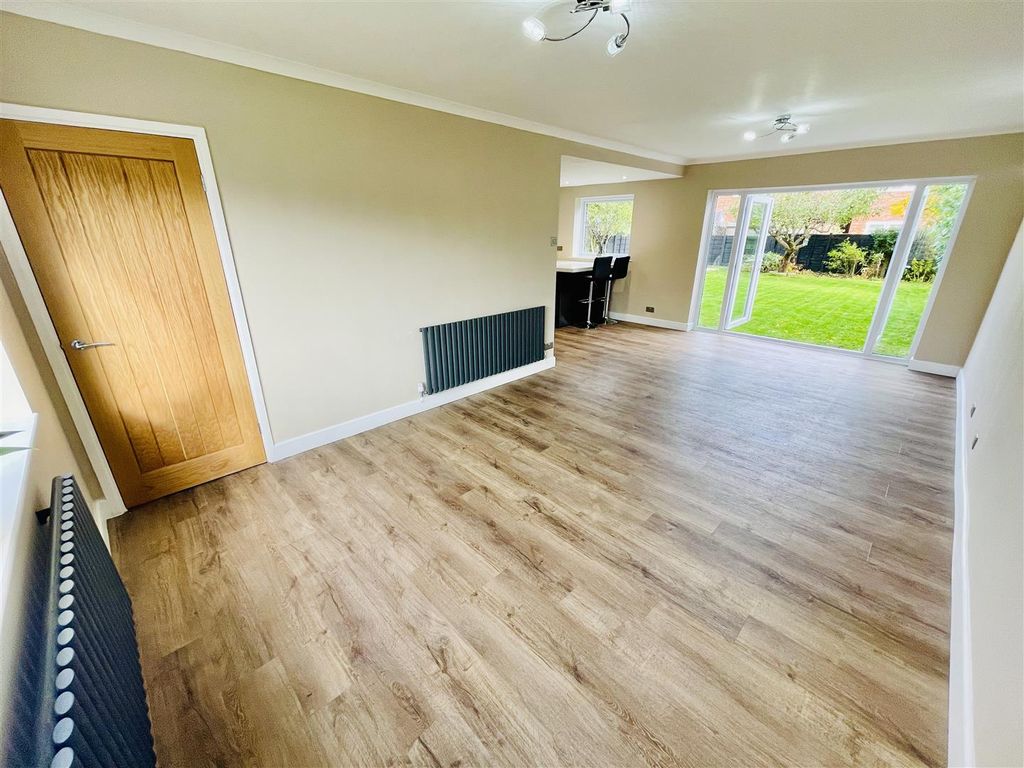 Property photo 3 of 19 Lounge