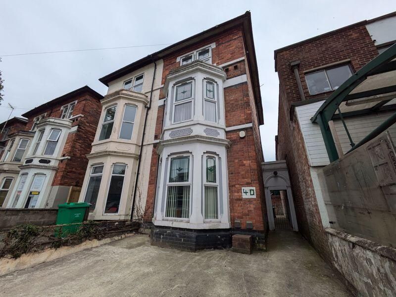 Property photo 3 of 9 Victorian-Style Terraced House With Bay Windows An...
