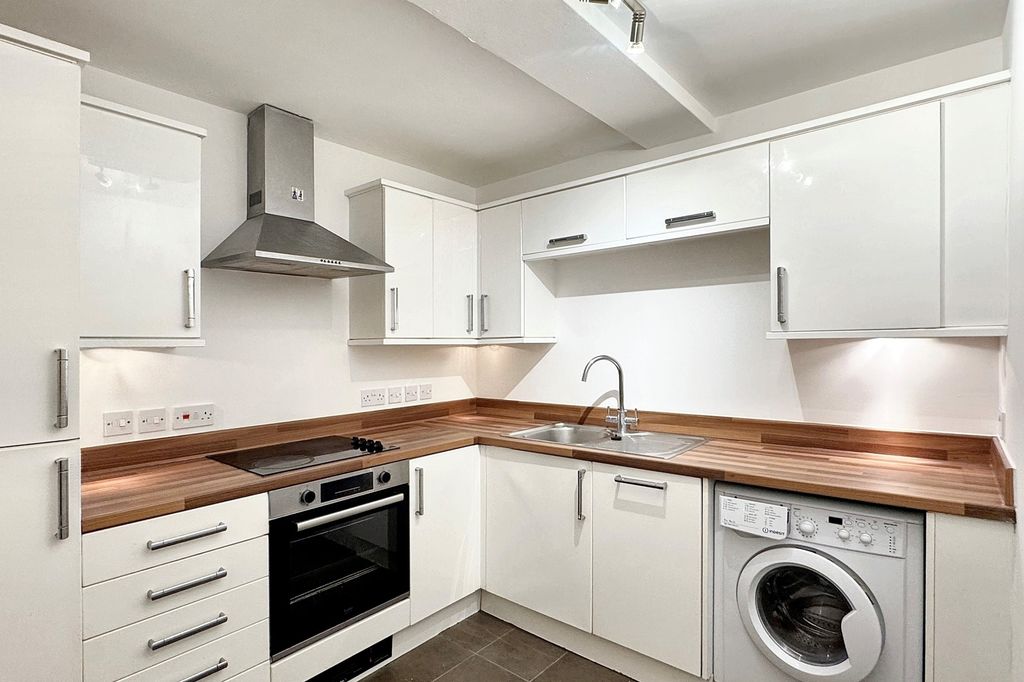 Property photo 3 of 10 Kitchen1