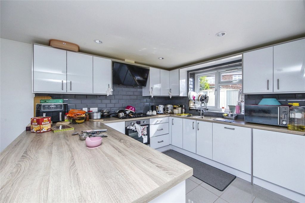 Property photo 2 of 15 Fitted Kitchen