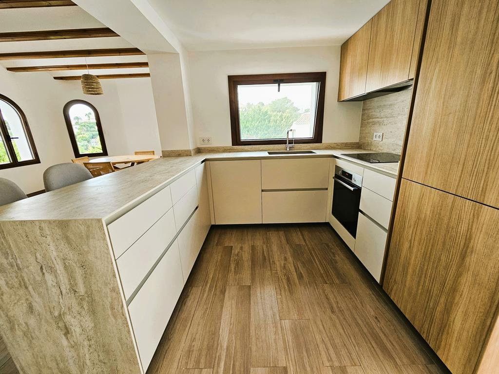 Property photo 2 of 32