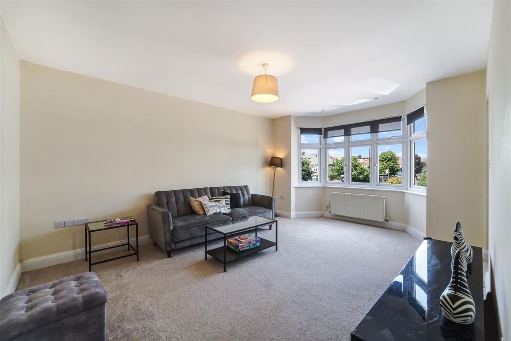 Property photo 1 of 12 Meadway (3).Jpg