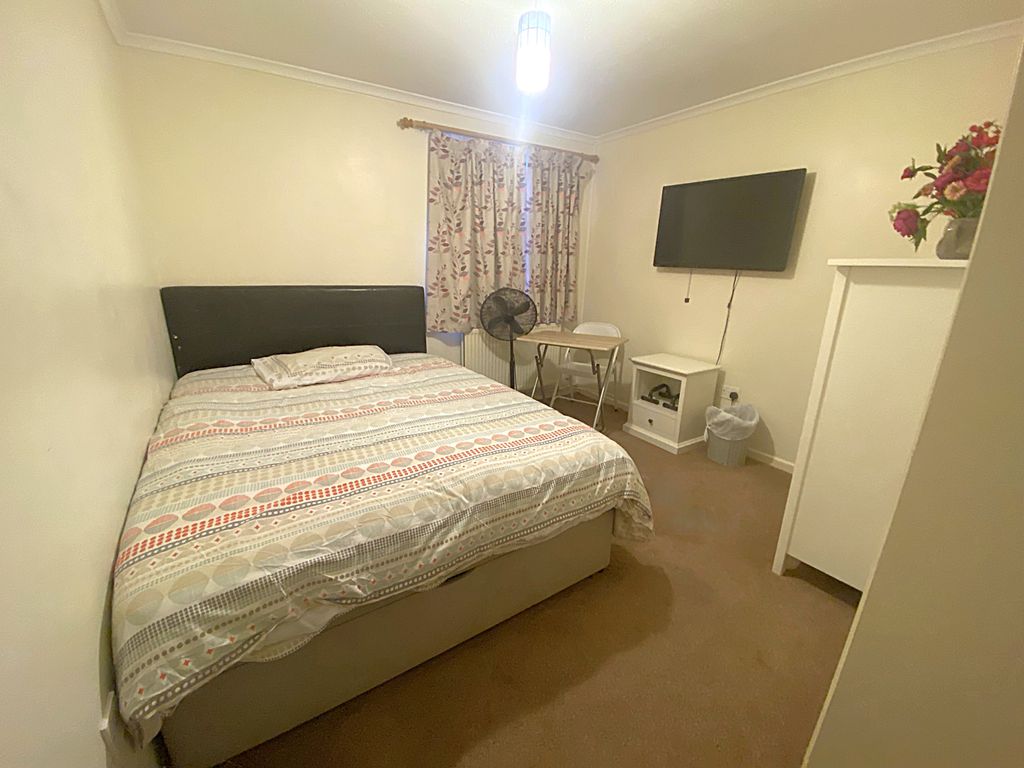 Property photo 2 of 6 Bedroom