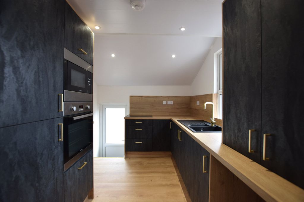 Property photo 1 of 11 Kitchen