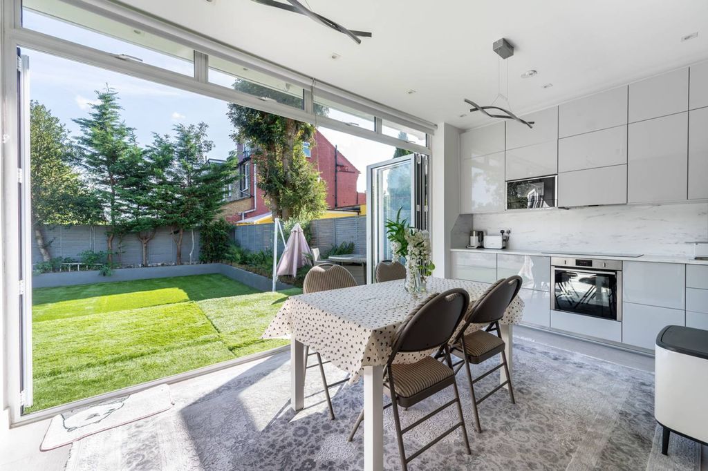 Property photo 3 of 18