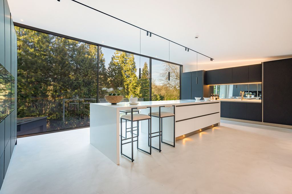 Property photo 3 of 32 Kitchen