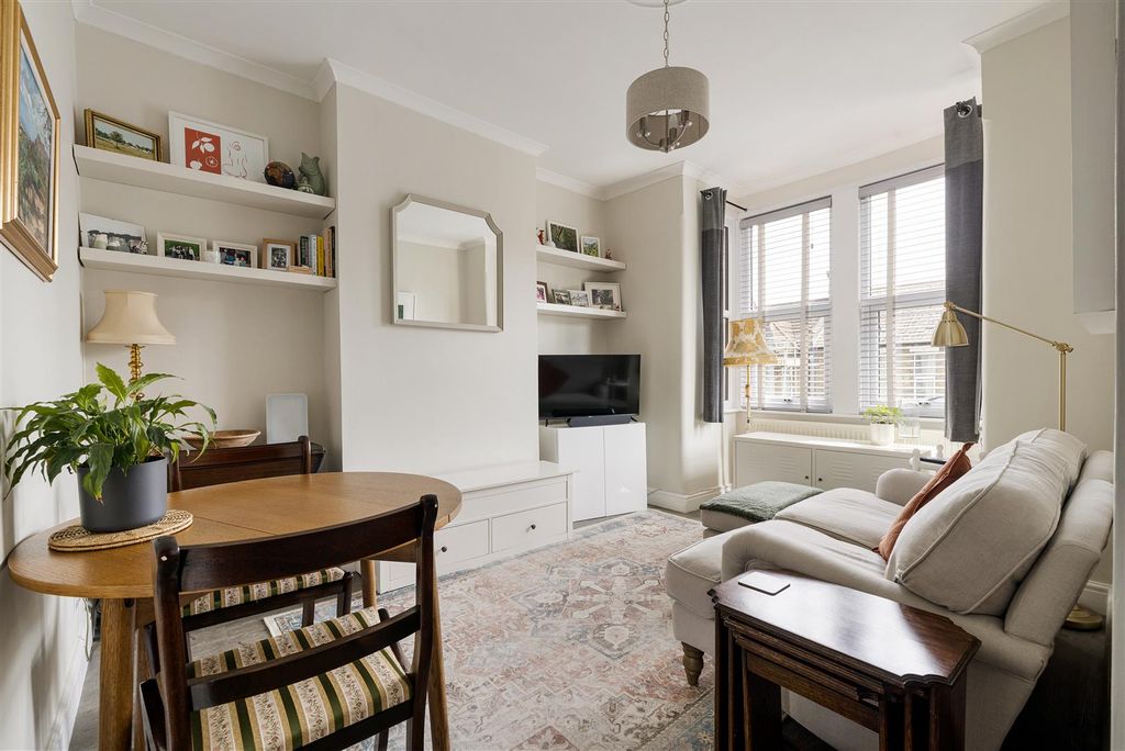 Property photo 2 of 20 Winchester Road, E4