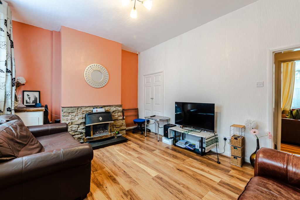 Property photo 3 of 16 Lounge2
