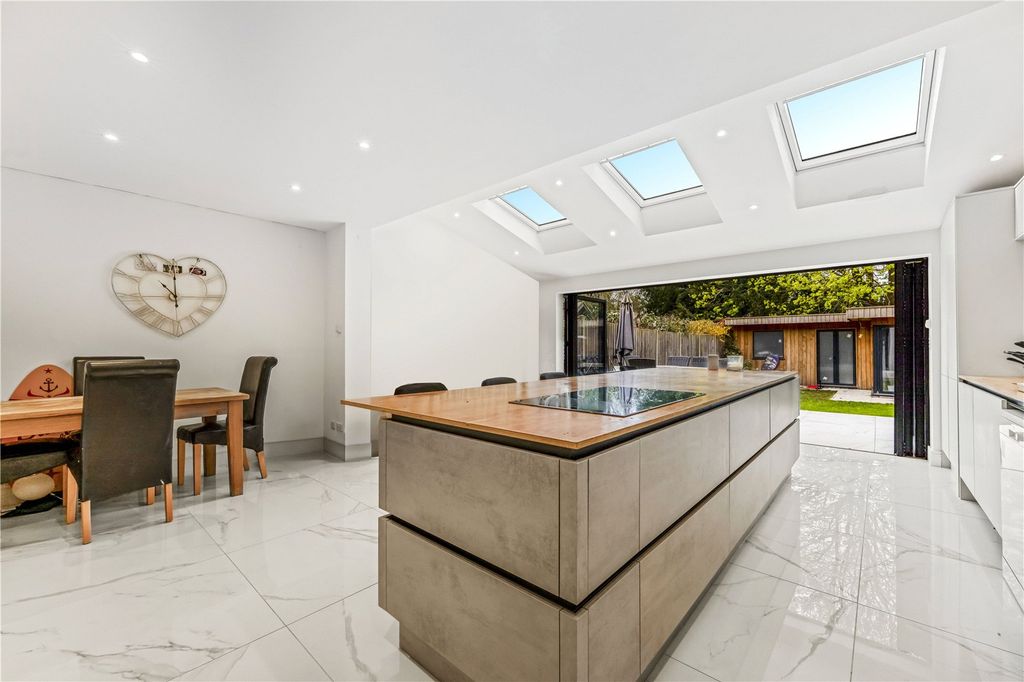 Property photo 3 of 11 Picture No. 18