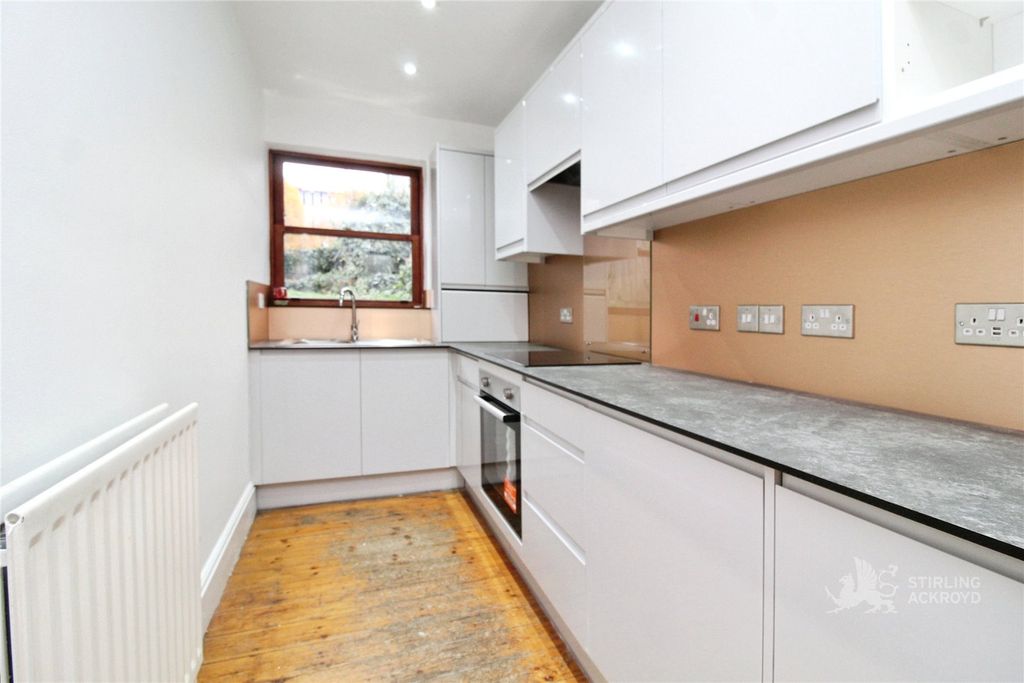 Property photo 2 of 10 Kitchen