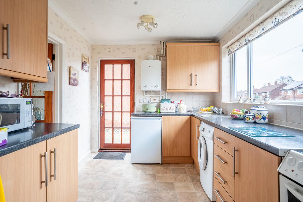 Property photo 3 of 16 Kitchen