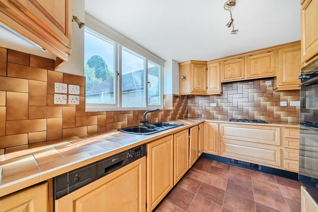 Property photo 2 of 33 Kitchen