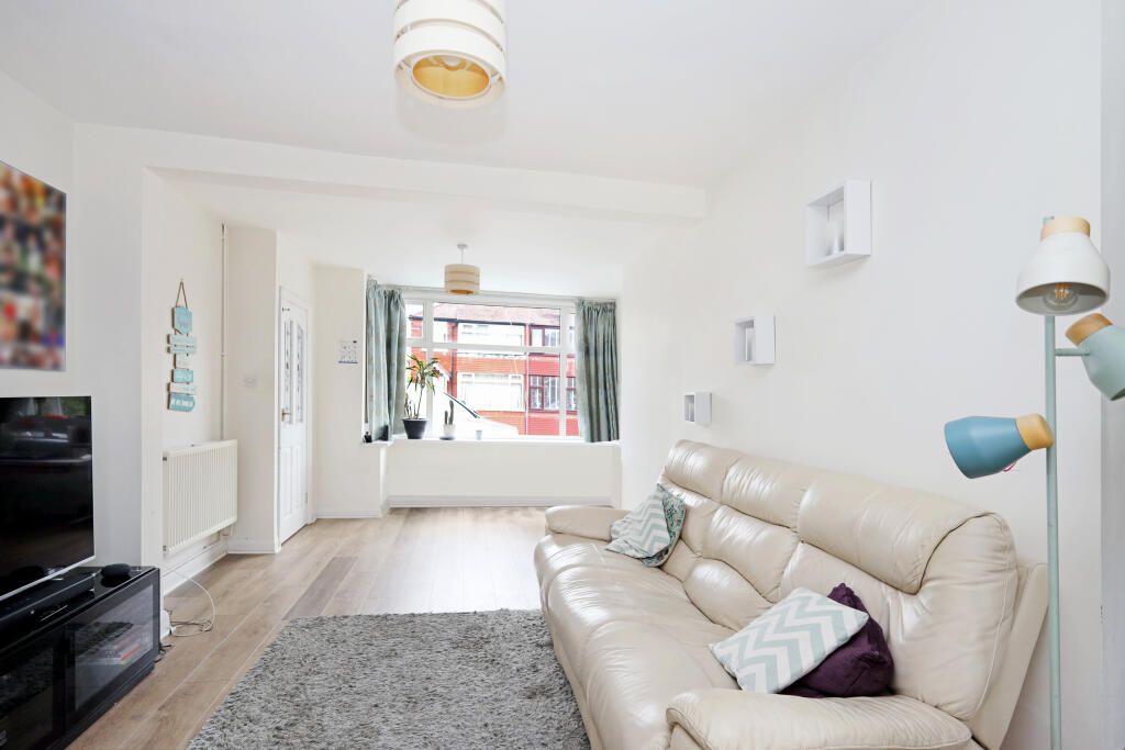 Property photo 1 of 10 Call Us To View This 4 Bedroom In Addlestone, Kt15