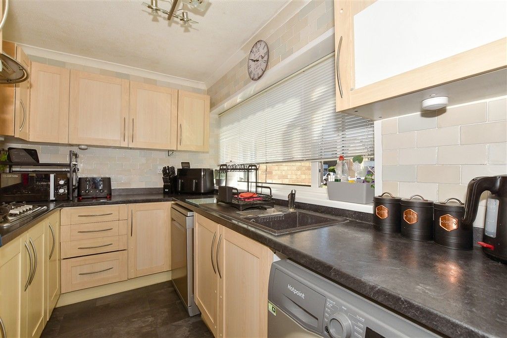 Property photo 3 of 10 Kitchen