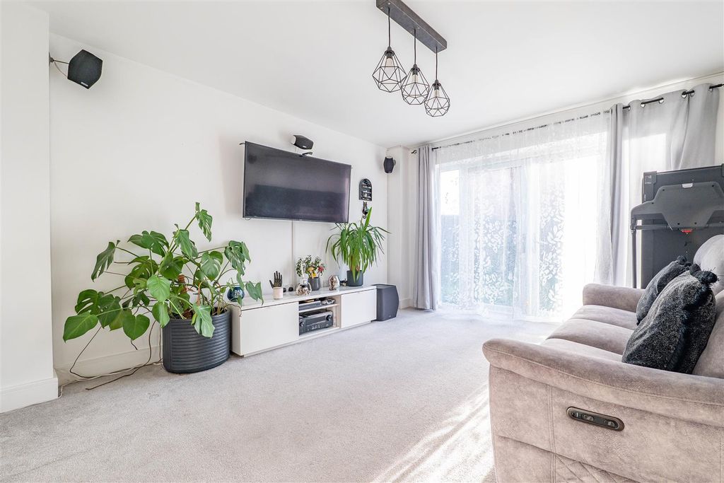 Property photo 2 of 23 Lounge