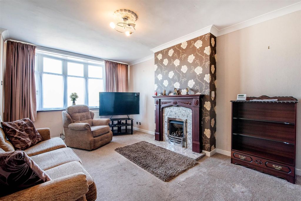 Property photo 3 of 19 Lounge