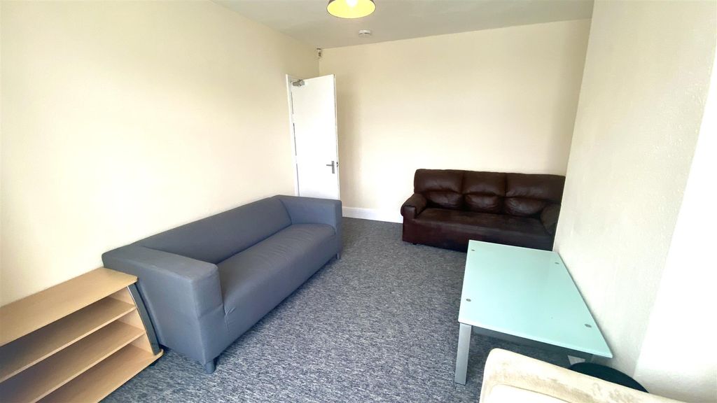 Property photo 3 of 12 Lounge