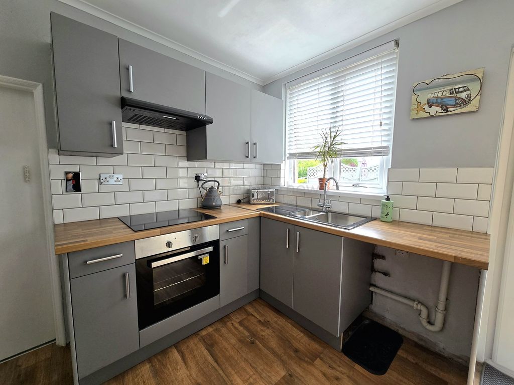 Property photo 3 of 21 Kitchen
