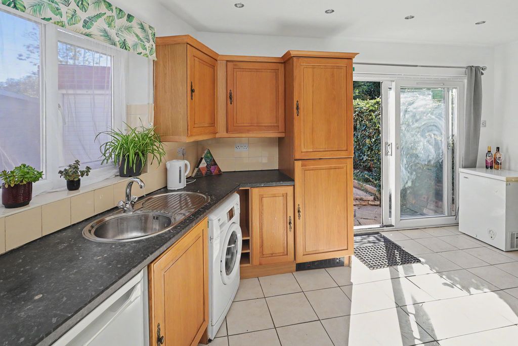 Property photo 2 of 19 17 Elmscroft Gardens, Potters Bar, Hertfordshire En6 2Jp