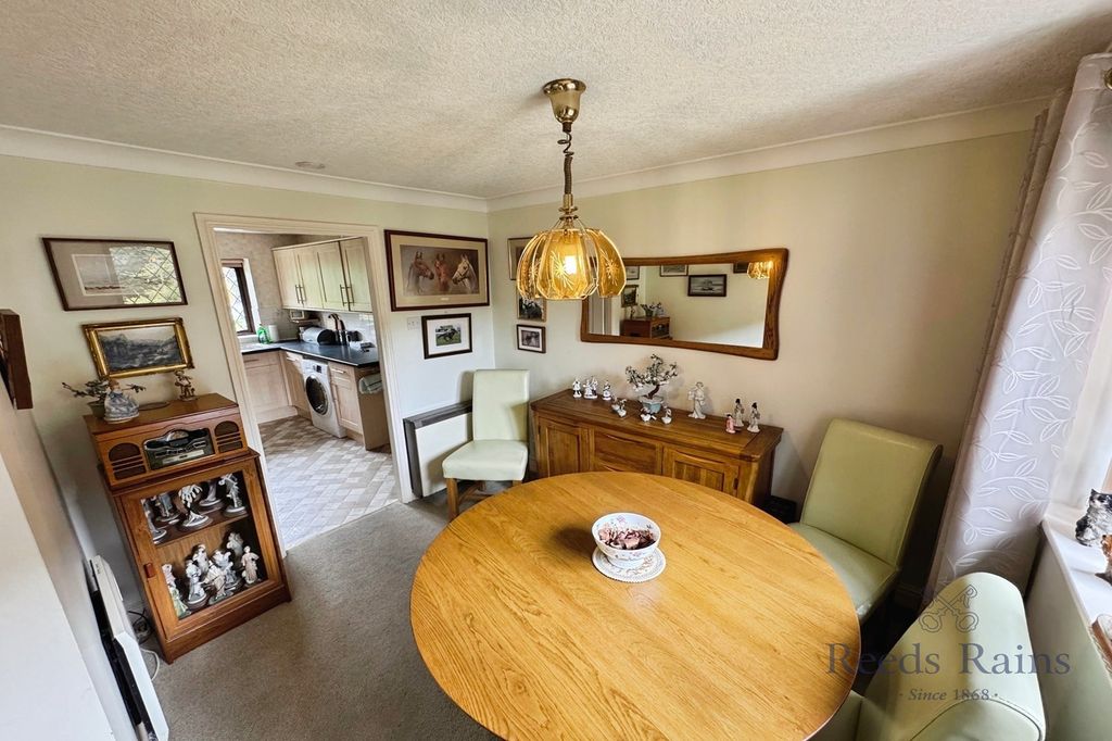 Property photo 3 of 11 Dining Room