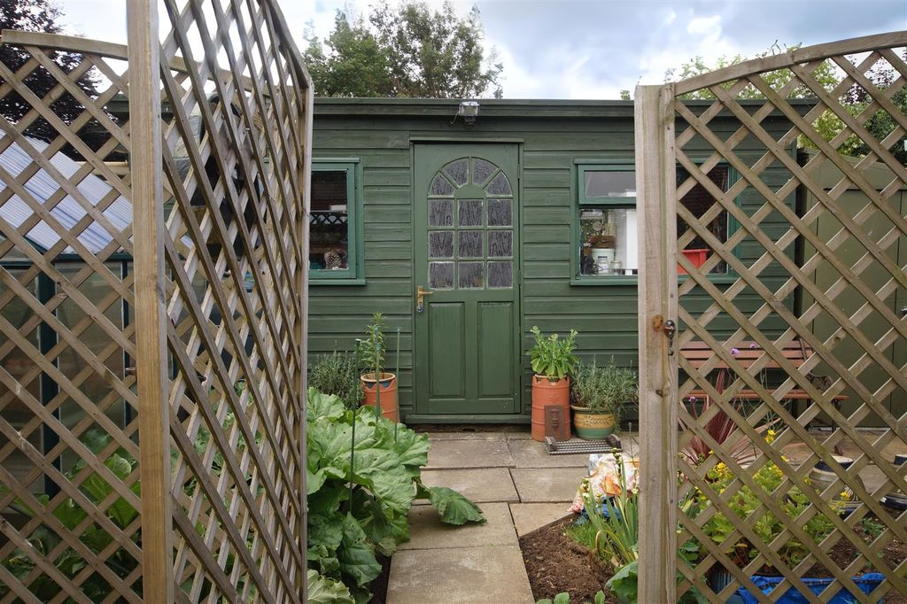 Additional image 16 of 3 bed detached bungalow for salePulens Crescent, Petersfield GU31