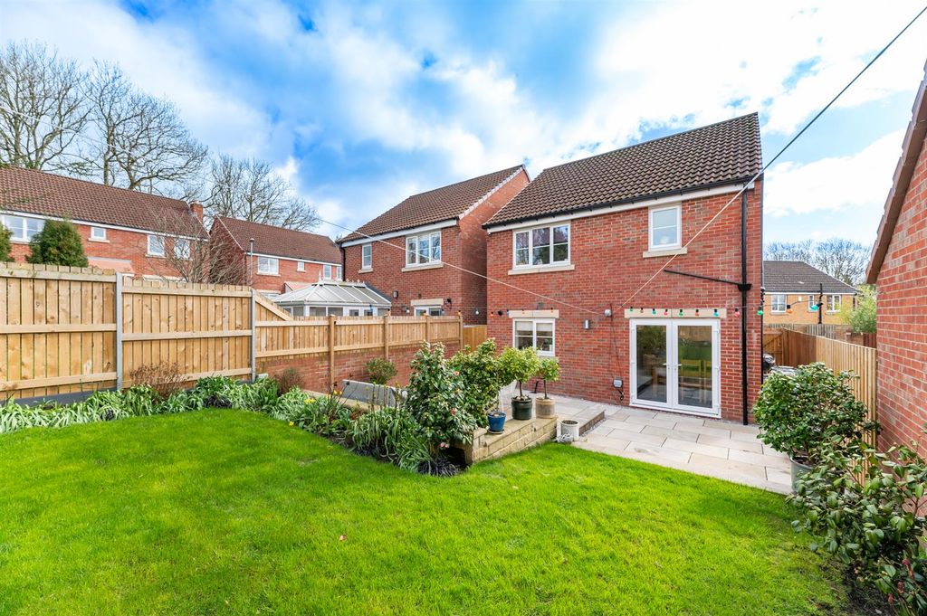 Property photo 1 of 22 Greenlea Close