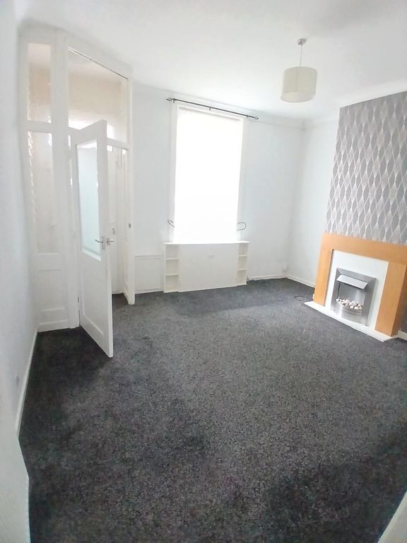 Property photo 3 of 11 Lounge