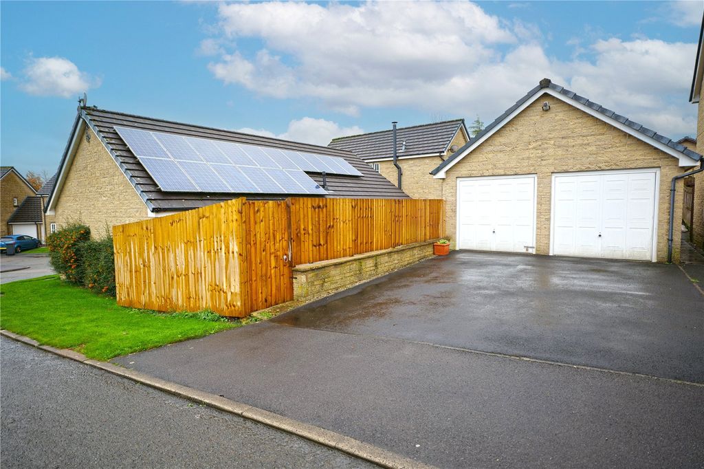 Property photo 2 of 19 Garage