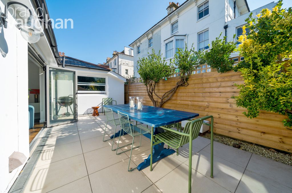 Property photo 3 of 10 Garden