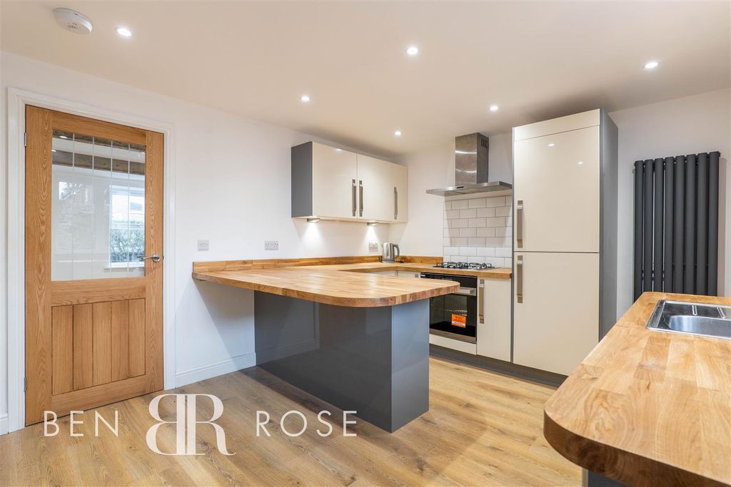 Property photo 3 of 20 Kitchen/Breakfast Room