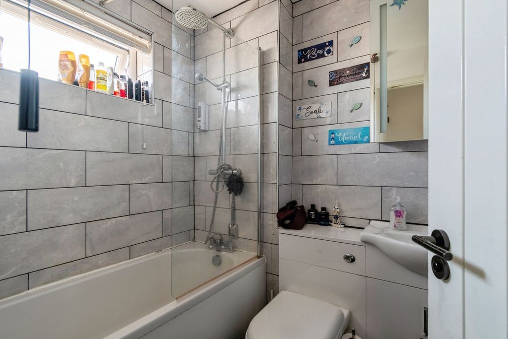 Property photo 3 of 19 Bathroom