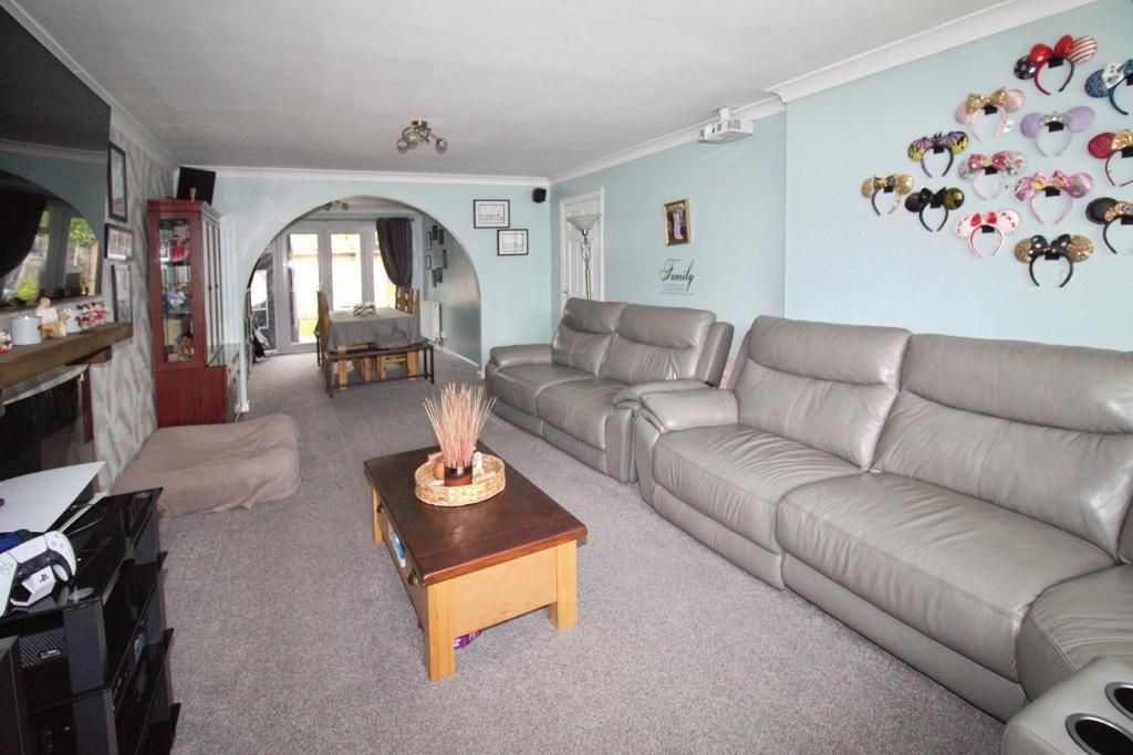 Property photo 3 of 26 Lounge