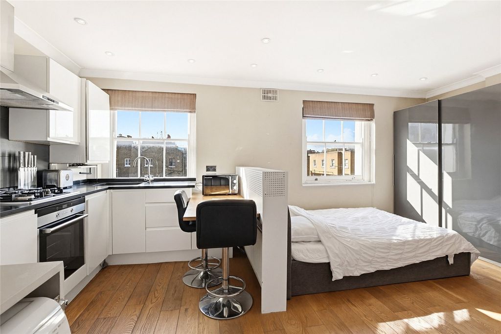 Property photo 3 of 10 Kitchen