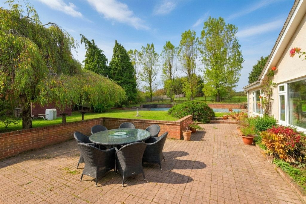 Property photo 3 of 20 Terrace