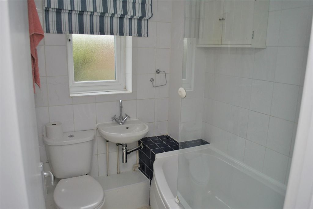 Property photo 3 of 5 Bathroom.Jpg