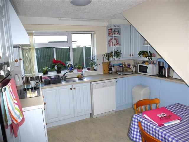 Property photo 3 of 11 Kitchen