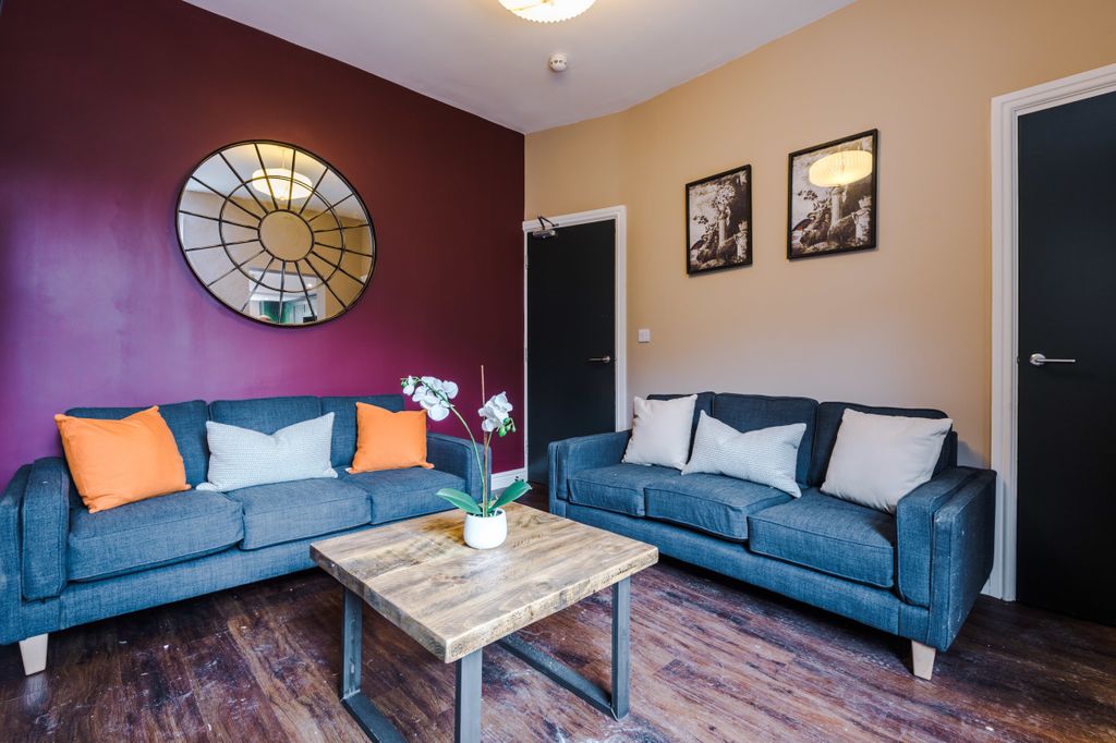 Property photo 1 of 17 79 Davenport, Living Room 1
