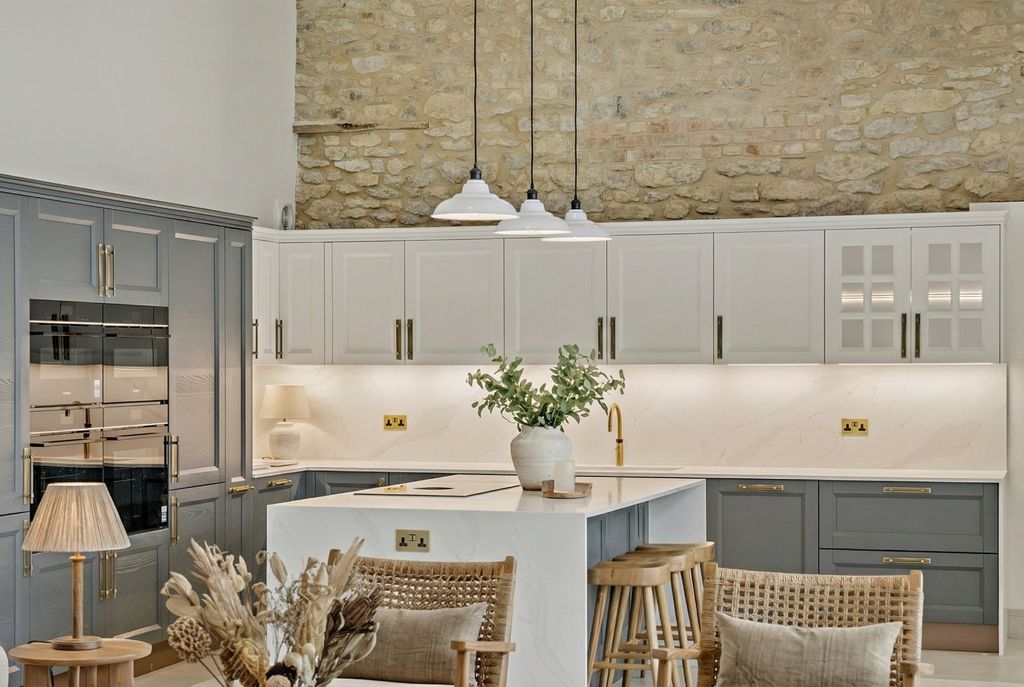 Property photo 3 of 9 Kitchen