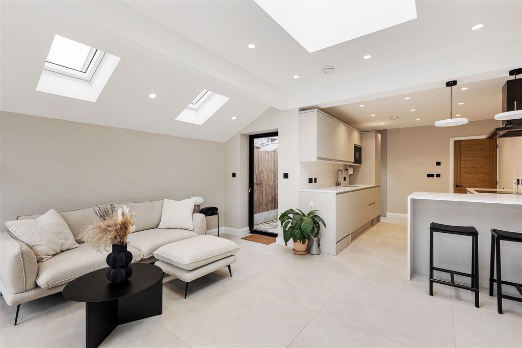 Property photo 3 of 35 Calderon Road, E11