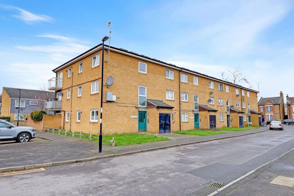 Property photo 2 of 11 04-3dc6Jhpropworld - 11 Paxton Close - 43-Medium.J