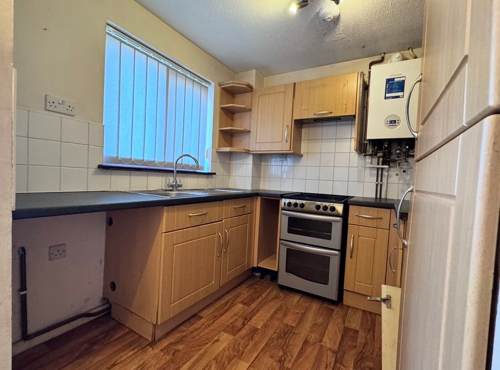 Property photo 2 of 5 65 Waltwood Park Kitchen