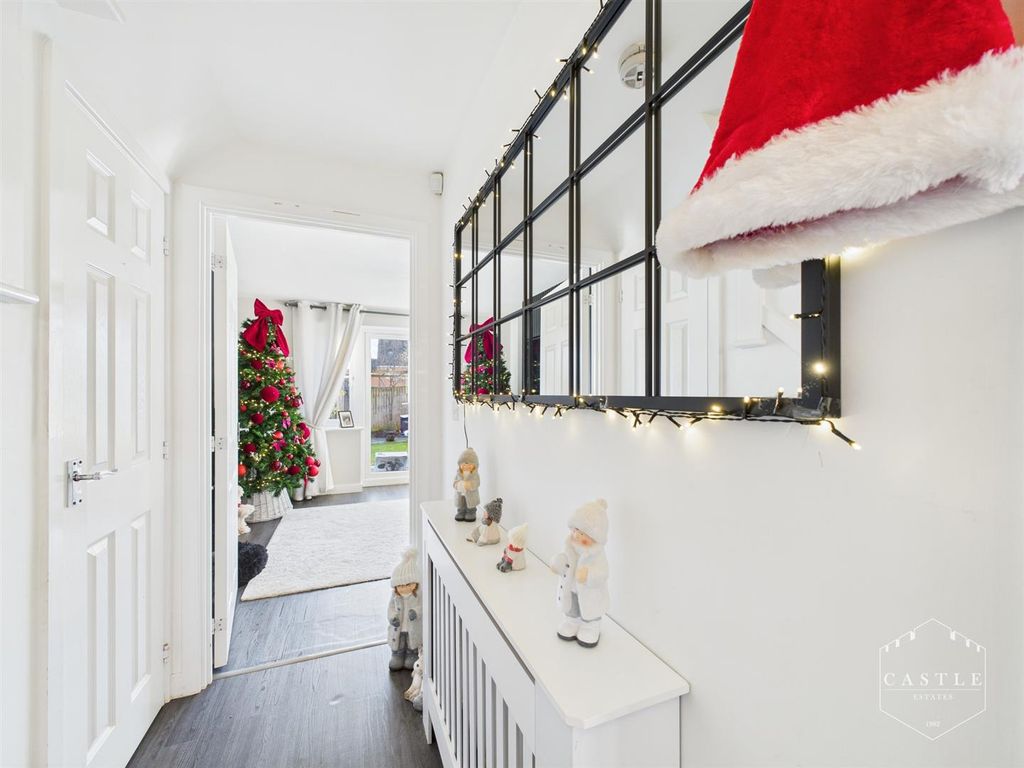 Property photo 2 of 18 Entrance Hall