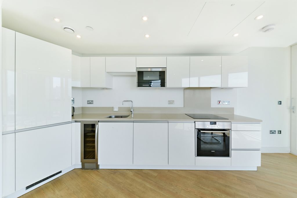 Property photo 3 of 11 Kitchen