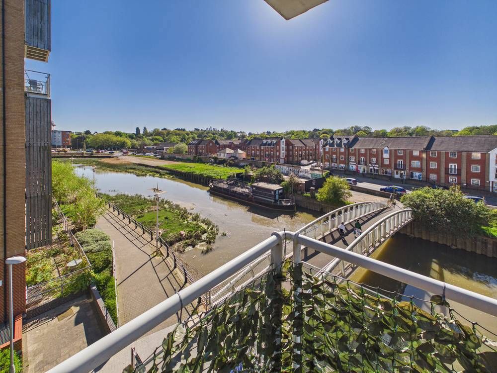 Property photo 2 of 11 Giraffe360-Still009