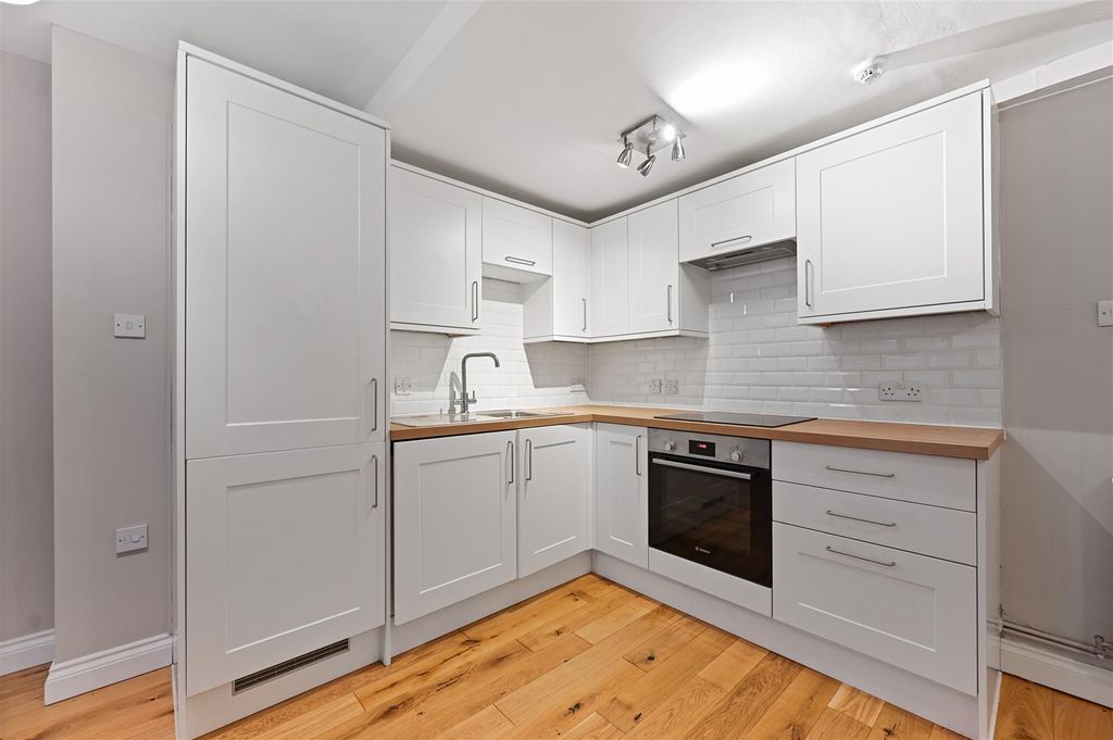 Property photo 3 of 11 Overstone Road