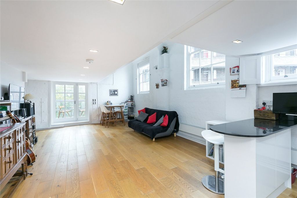 Property photo 1 of 17 Large Living Room