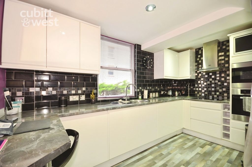 Property photo 3 of 7 Kitchen