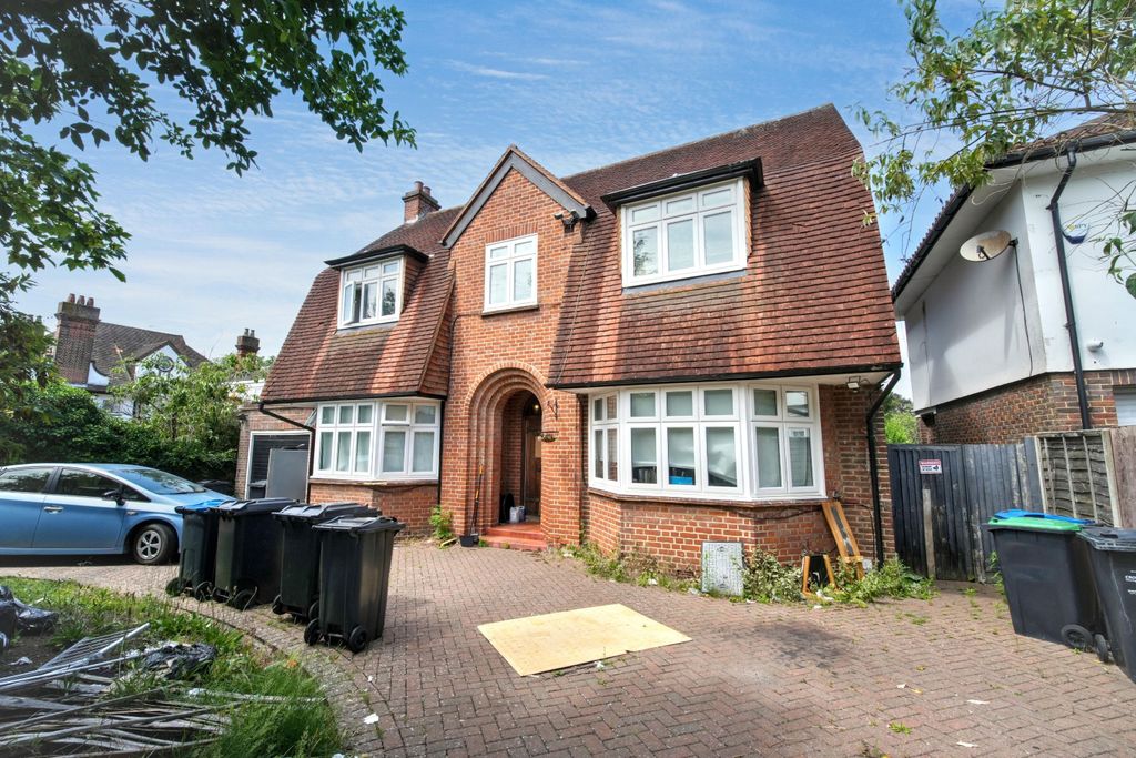 Property photo 1 of 2 17 Castlemaine Avenue, South Croydon, Cr2 7Hu