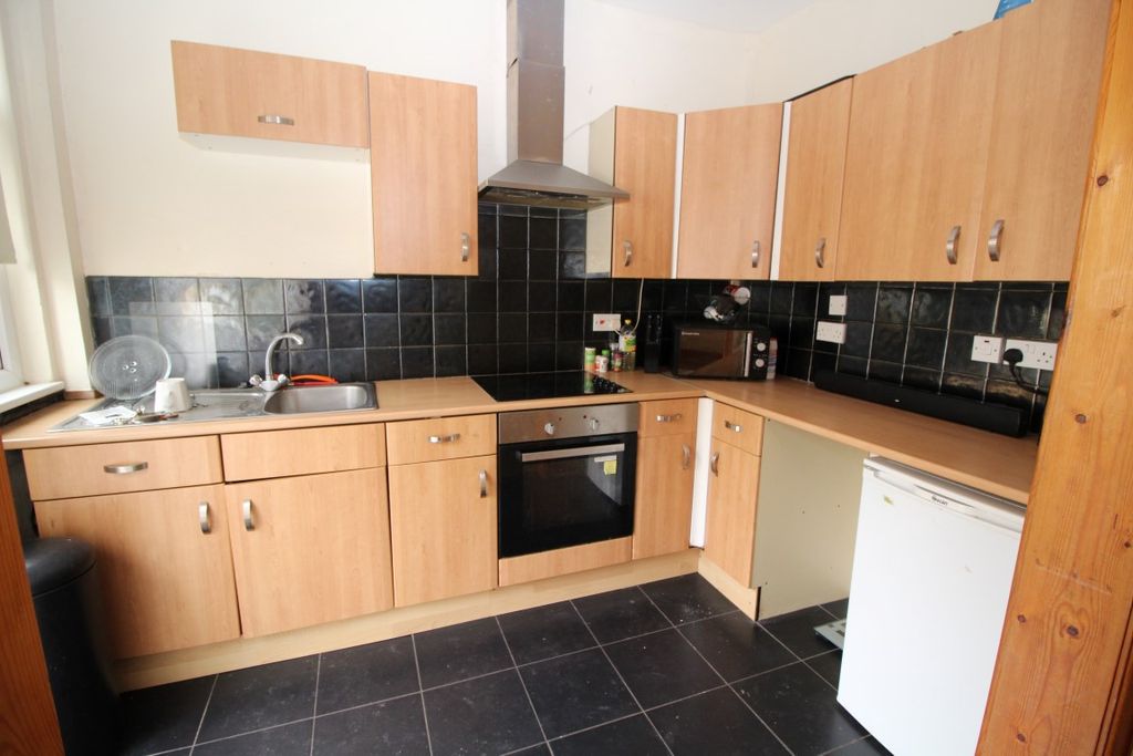 Property photo 3 of 12 Kitchen